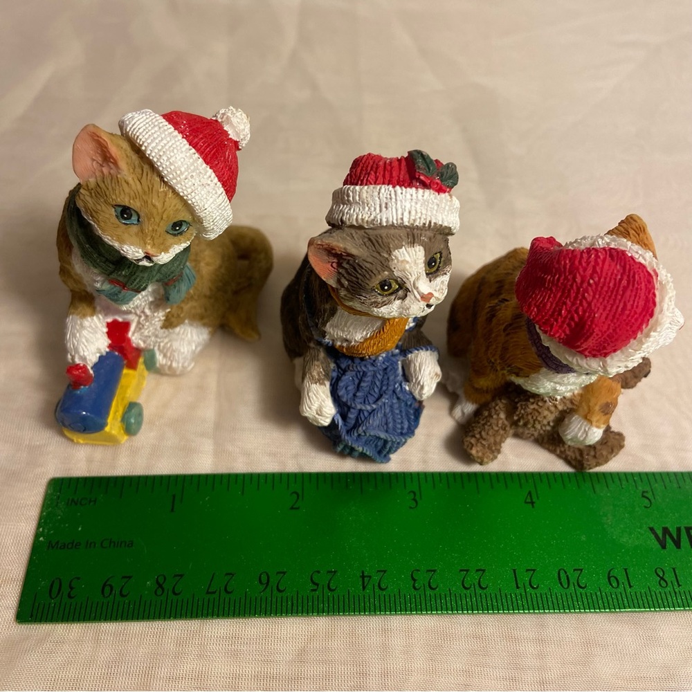 Vintage cat figurine lot Holiday Christmas Cats Santa hat 3 kitties Playing 90s - Picture 9 of 16